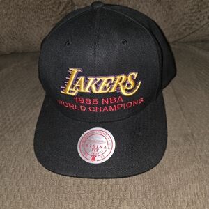 LOS ANGELES LAKERS 1985 NBA WORLD CHAMPIONS SNAPBACK HAT